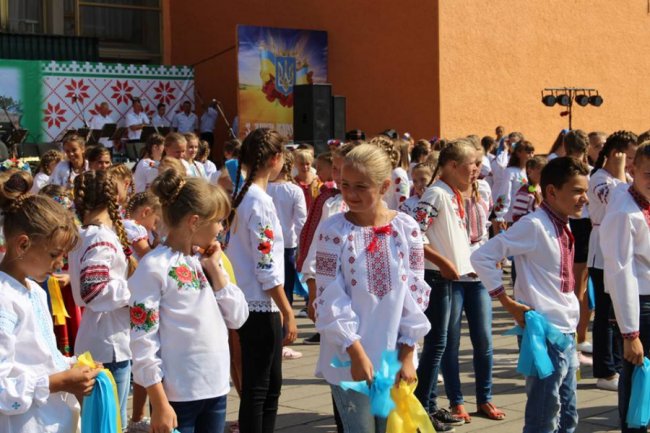 На Волині 200 дітей у вишиванках влаштували танцювальний флешмоб