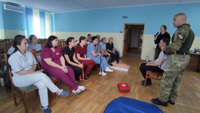 Польський волонтер навчав медиків у Луцьку допомагати пораненим у бою. ВІДЕО