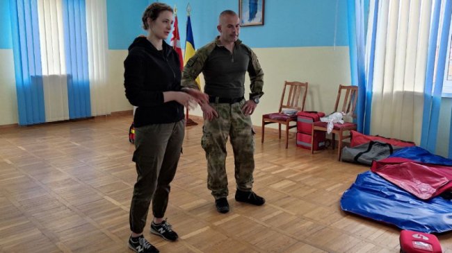 Польський волонтер навчав медиків у Луцьку допомагати пораненим у бою. ВІДЕО