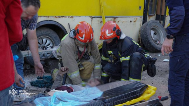 Моторошні фото наслідків ракетно-дронової атаки по Львову