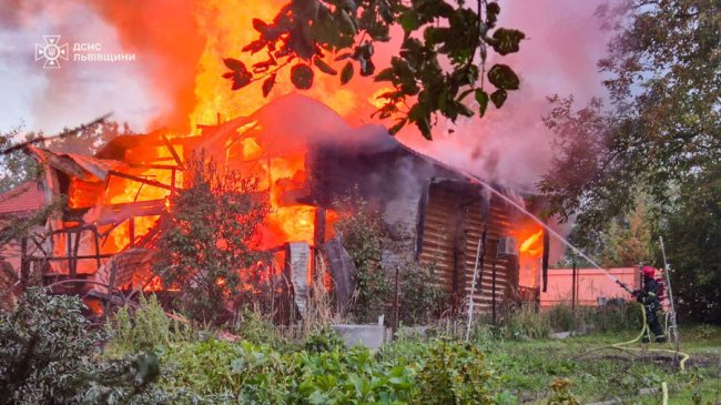 Моторошні фото наслідків ракетно-дронової атаки по Львову