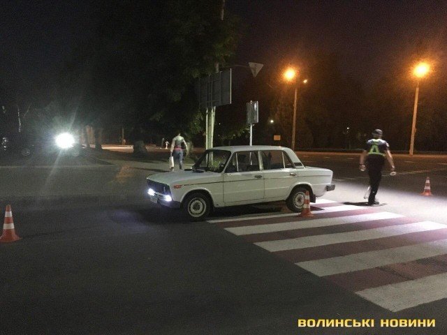 На «зебрі» в Луцьку авто збило двох дівчат