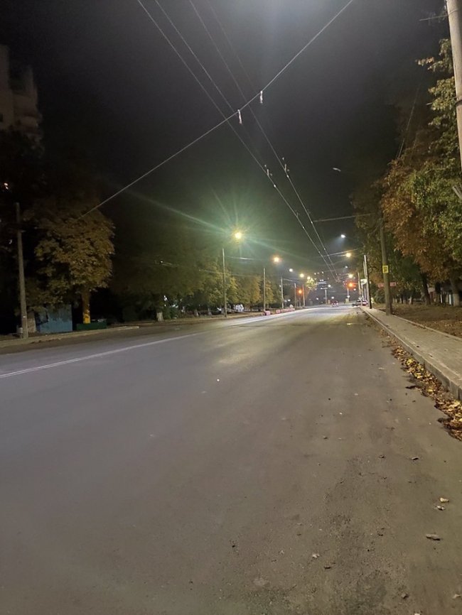 У Луцьку на вулиці Рівненській встановлюють сучасне LED-освітлення