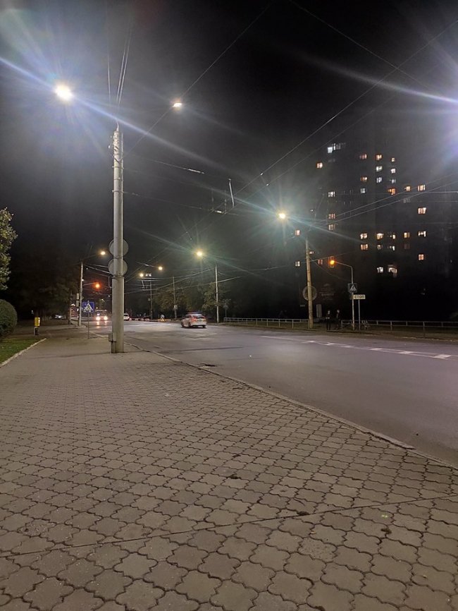 У Луцьку на вулиці Рівненській встановлюють сучасне LED-освітлення