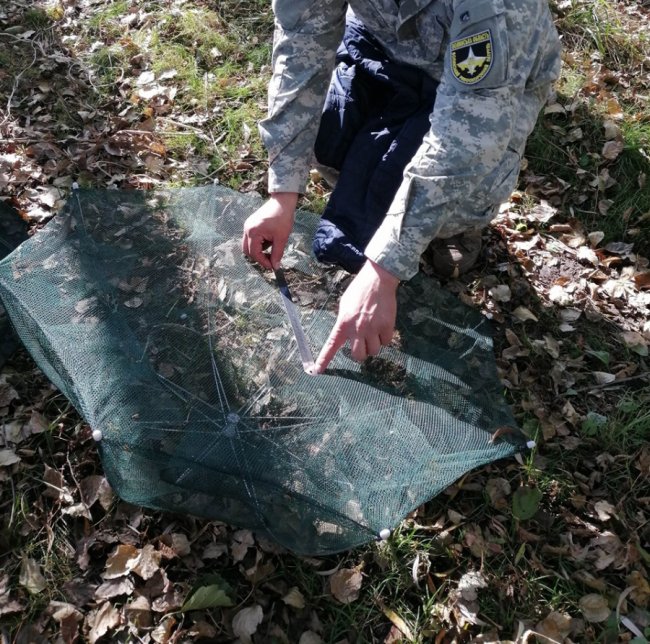 На Волині «на гарячому» спіймали чоловіка, який ловив раків з човна 