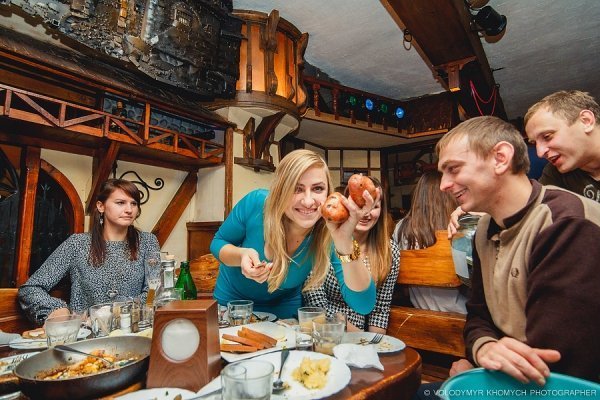 Як у Луцьку під час «Вечірки.UA» відбувалися «вибори». ФОТО