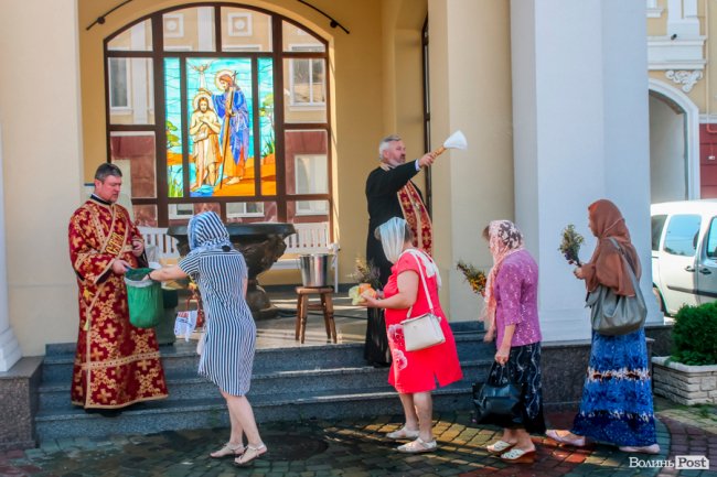 Різнобарв’я квітів та запашний мед: як у Луцьку святять «маковійчики». ФОТО