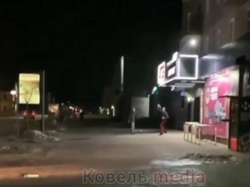 На Волині п'яний дебошир матюкав поліцейських і кидав у них пляшками. ВІДЕО