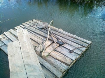 У Луцьку до двох шестикласників, які плавали на саморобному плоті, викликали рятувальників та поліцію