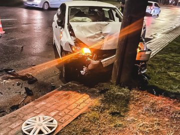 Аварія на Молоді в Луцьку: авто влетіло в стовп