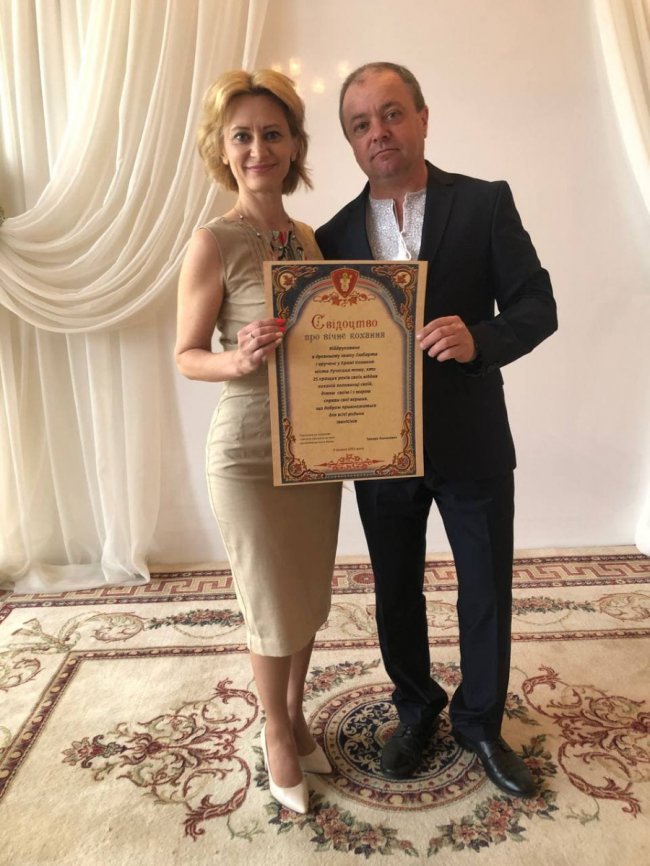 У Луцьку подружжя, яке відсвяткувало срібний ювілей, знову стало на весільний рушник. ФОТО