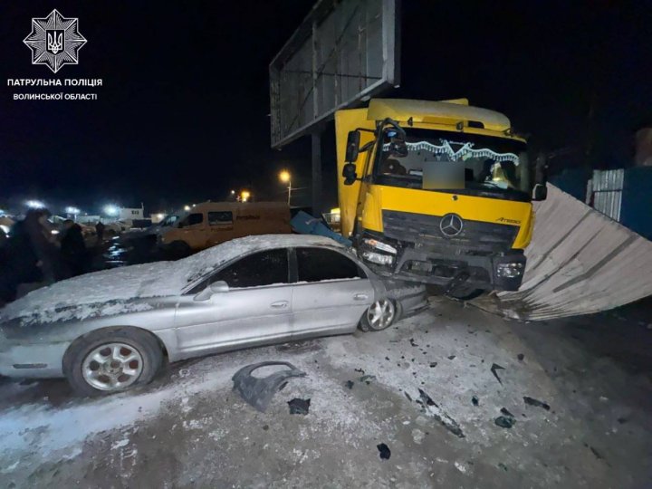 У Луцьку вантажівка знесла паркан і зачепила авто