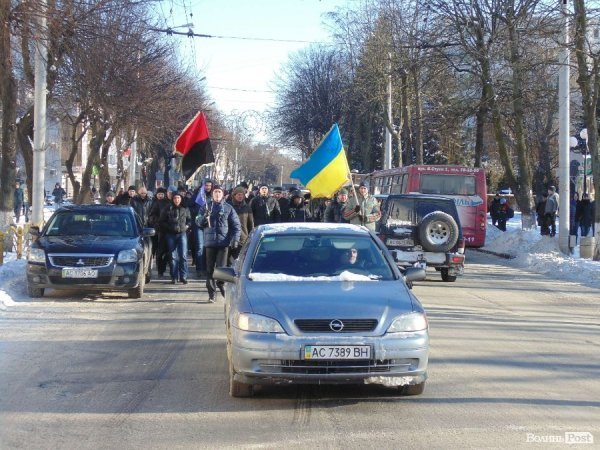 Євромайданівці колоною пройшлися центральною вулицею Луцька. ФОТО