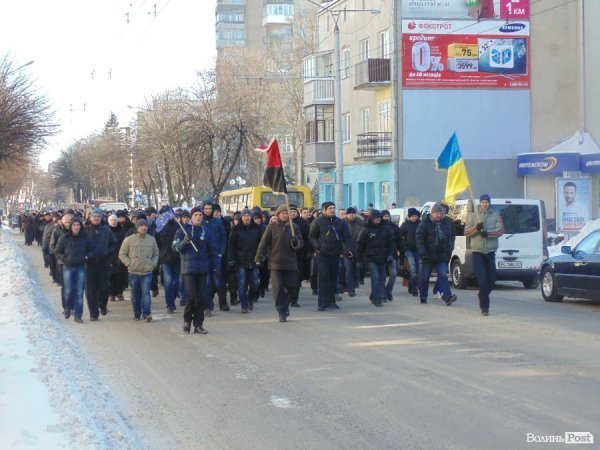 Євромайданівці колоною пройшлися центральною вулицею Луцька. ФОТО