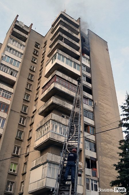 Як горіла 16-поверхівка в центрі Луцька. ФОТО. ВІДЕО