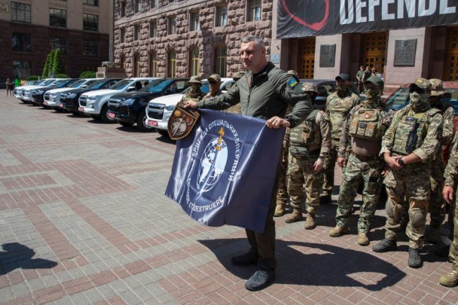 Громада Києва передала двом бригадам 25 вантажівок та пів тисячі дронів, - Кличко