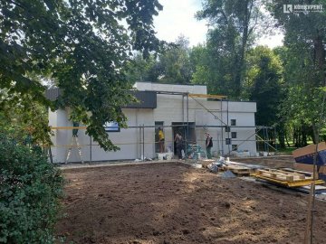 У центральному парку Луцька завершують будівництво вбиральні. ФОТО