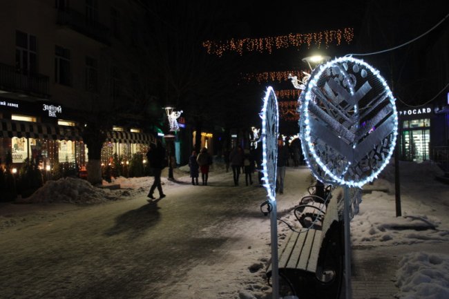 У Луцьку засяяла різдвяна ілюмінація. ФОТО
