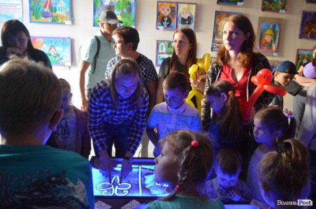 Майстер-клас з пісочної анімації зібрав чимало дітей