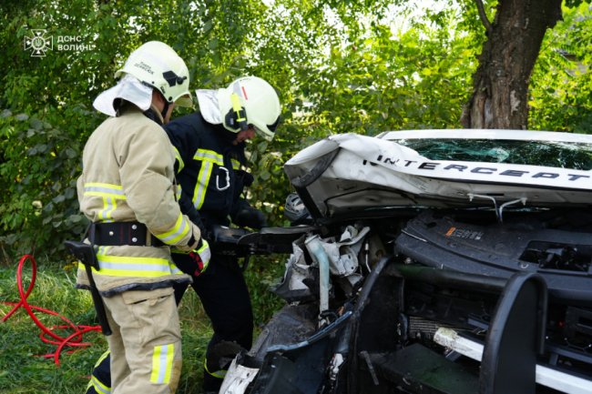 Рятувальники «вирізали» пасажира: у Луцькому районі зіткнулися дві автівки