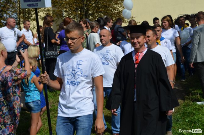 Танець від ректора і завдання від губернатора: як у луцькому «політесі» першачків зустрічали. ФОТО