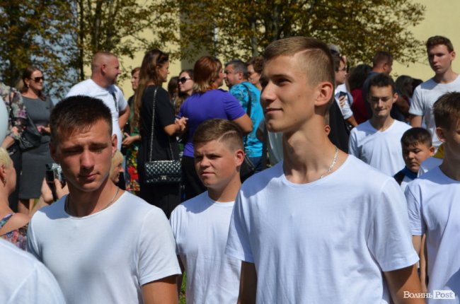 Танець від ректора і завдання від губернатора: як у луцькому «політесі» першачків зустрічали. ФОТО