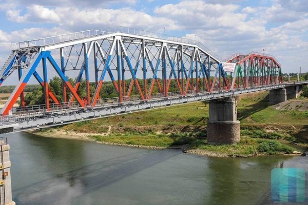 Міст через Дністер. Пофарбований у кольори російського і придністровського прапорів