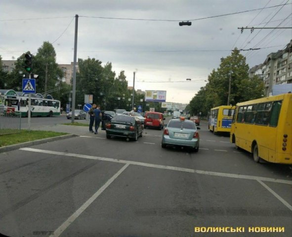 У Луцьку сталася аварія за участі двох іномарок. ФОТО