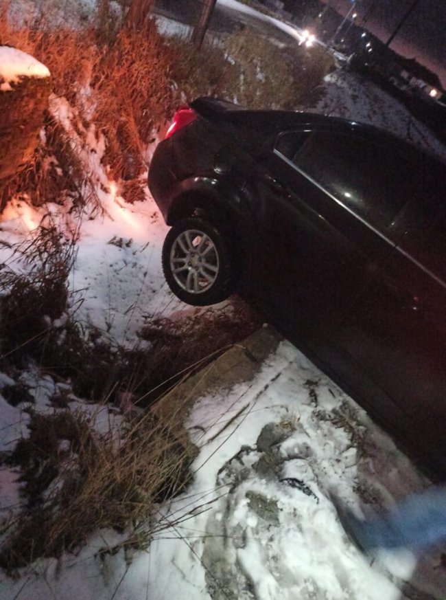 На Львівщині троє чоловіків врятували автомобіль, який ледь не злетів у прірву. ФОТО