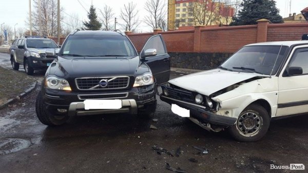 На дорогах Луцька - ковзанка! Як наслідок - численні ДТП. ФОТО. ОНОВЛЕНО