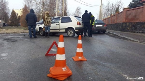На дорогах Луцька - ковзанка! Як наслідок - численні ДТП. ФОТО. ОНОВЛЕНО
