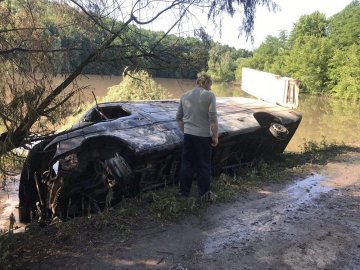 Все живе загинуло: вантажівка з хімікатами перекинулась в притоку річки на Вінниччині