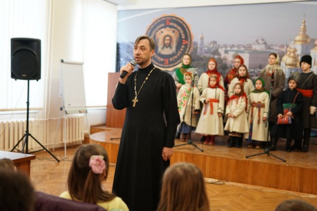 «АТБ» виступив у ролі Святого Миколая для тисяч українських дітей