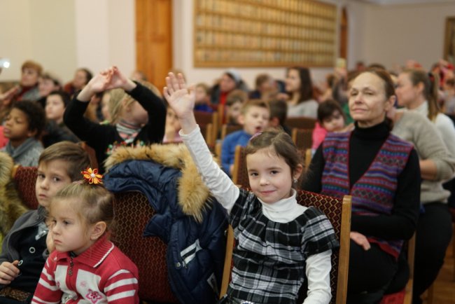 «АТБ» виступив у ролі Святого Миколая для тисяч українських дітей