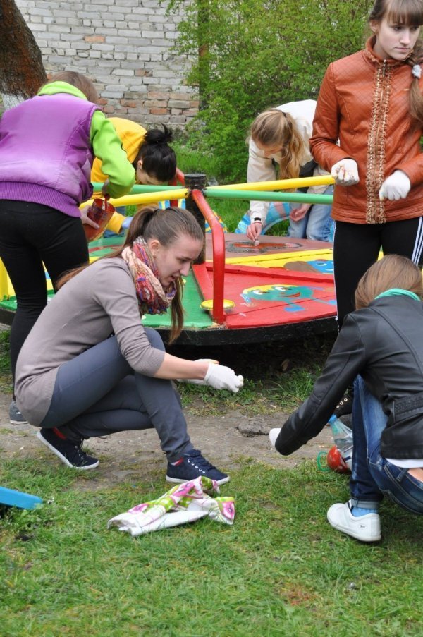 Як лучани допомогли облаштувати майданчик у дитбудинку. ФОТО