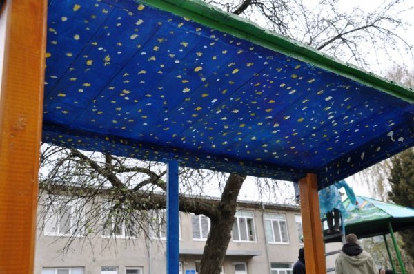 Як лучани допомогли облаштувати майданчик у дитбудинку. ФОТО