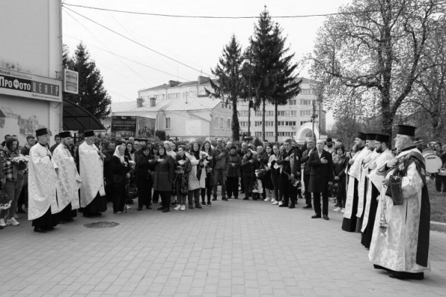 Лучани навколішки прощалися із двома Героями