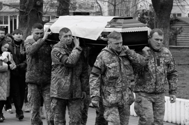 Лучани навколішки прощалися із двома Героями