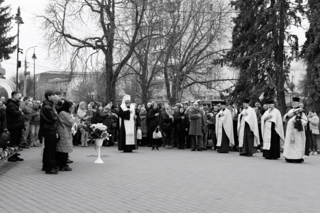 Лучани навколішки прощалися із двома Героями