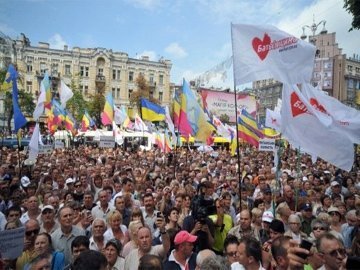 У Києві - тритисячний мітинг з участю опозиції та духовенства
