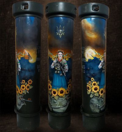 Лучанка розписує тубуси гільзи, ящики малює шеврони і передає гроші для ЗСУ. ВІДЕО