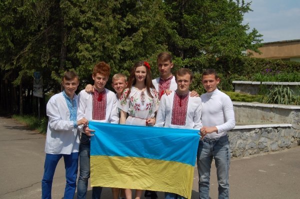 Волинські студенти організували «вишиваний» флешмоб. ФОТО