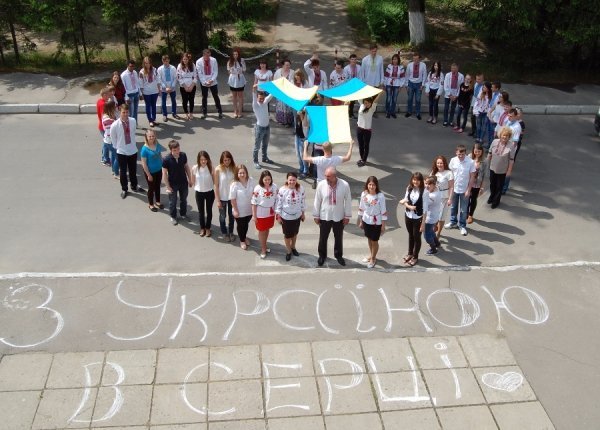 Волинські студенти організували «вишиваний» флешмоб. ФОТО