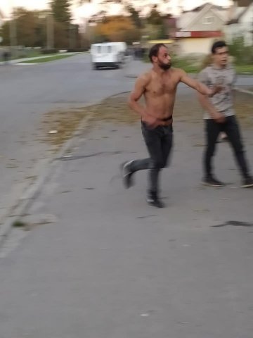 Кривдники вибачалися на колінах: у Луцькому районі четверо молодиків жорстоко побили військового.ВІДЕО 