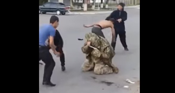 Кривдники вибачалися на колінах: у Луцькому районі четверо молодиків жорстоко побили військового.ВІДЕО 