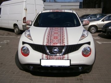 Українці продовжують «одягати» свої автомобілі у вишиванки. ФОТО