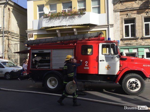 У Луцьку через пожежу перекрили рух центральною вулицею