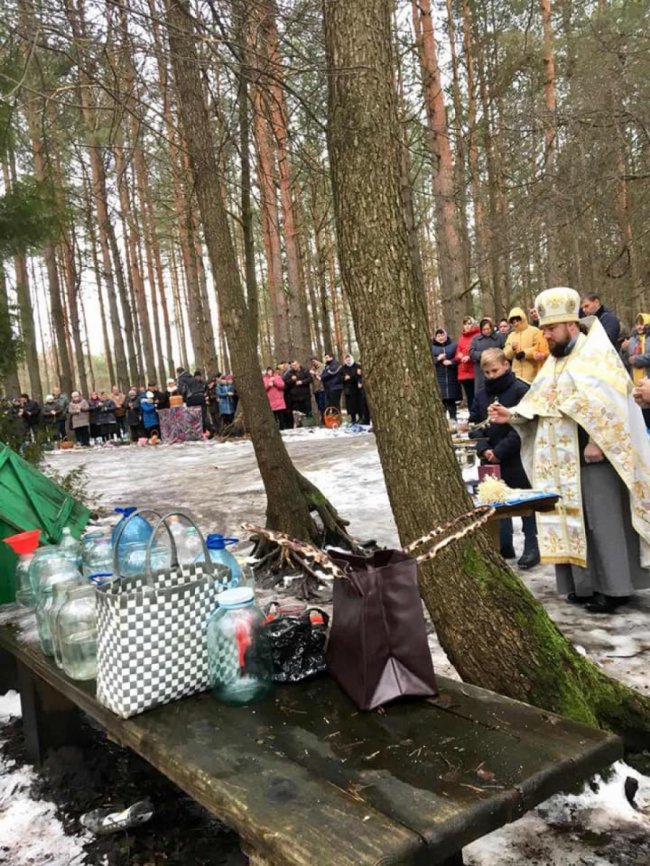 У селищі на Волині освятили воду. ФОТО