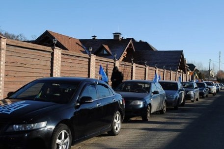 «Автомайдан» їздив пікетувати будинок Яценюка. ФОТО