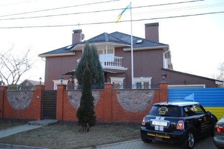 «Автомайдан» їздив пікетувати будинок Яценюка. ФОТО